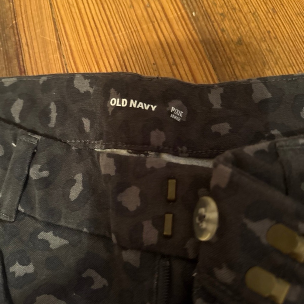 Stylish Gray Leopard Print pixie ankle Pants - image 5